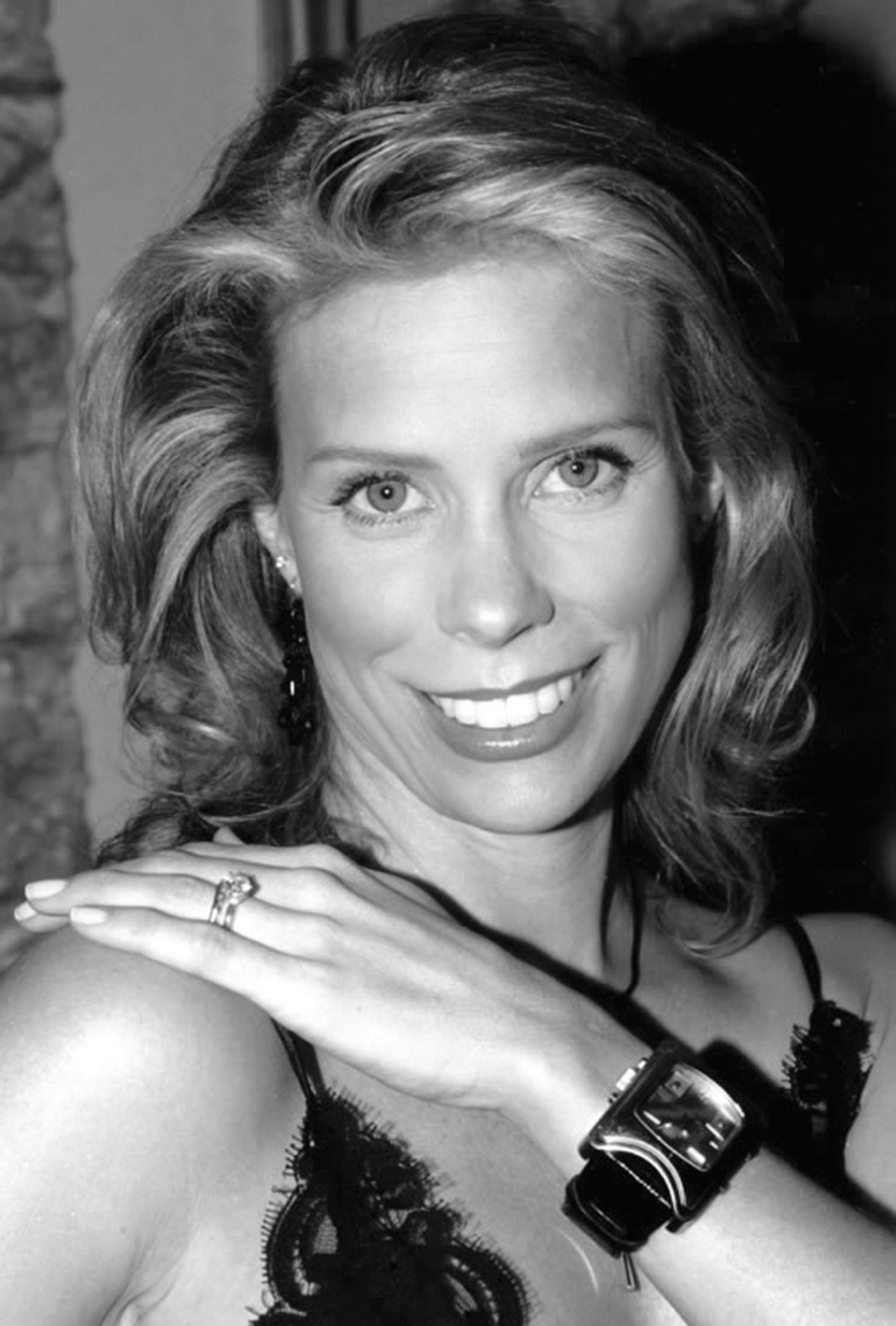 CHERYL HINES IN AIRE TRAVELER 5 TIME ZONES